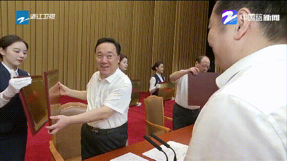 1667885793183915FG5y.gif 640.gif